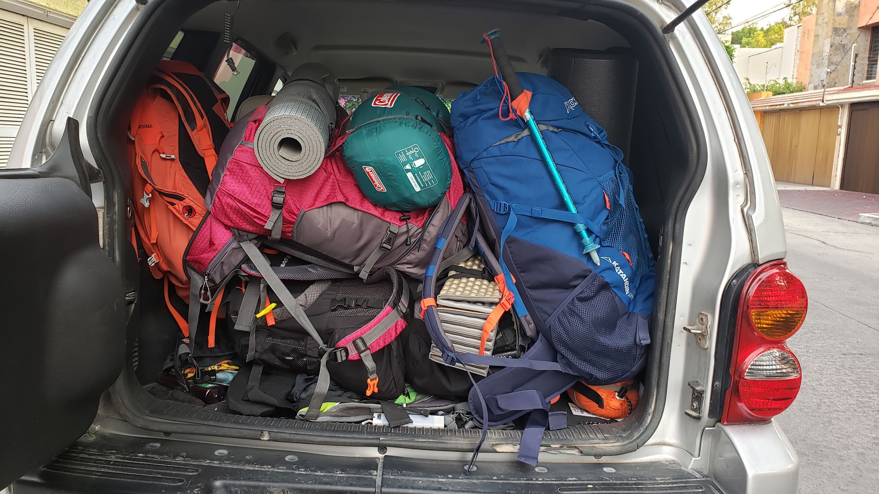 mochilas en el carro eligiendo la mejor mochila para hacer trekking y senderismo.